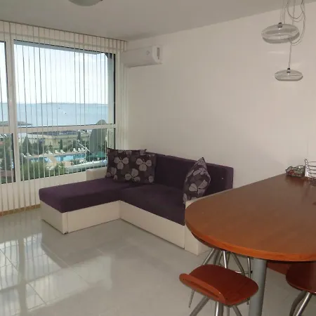 In Riviera Complex アパート